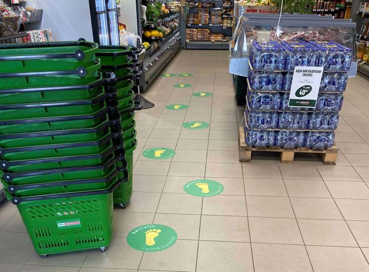 Fodspor på gulvet i et supermarked
