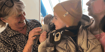 Billede af to pædagoger med barn