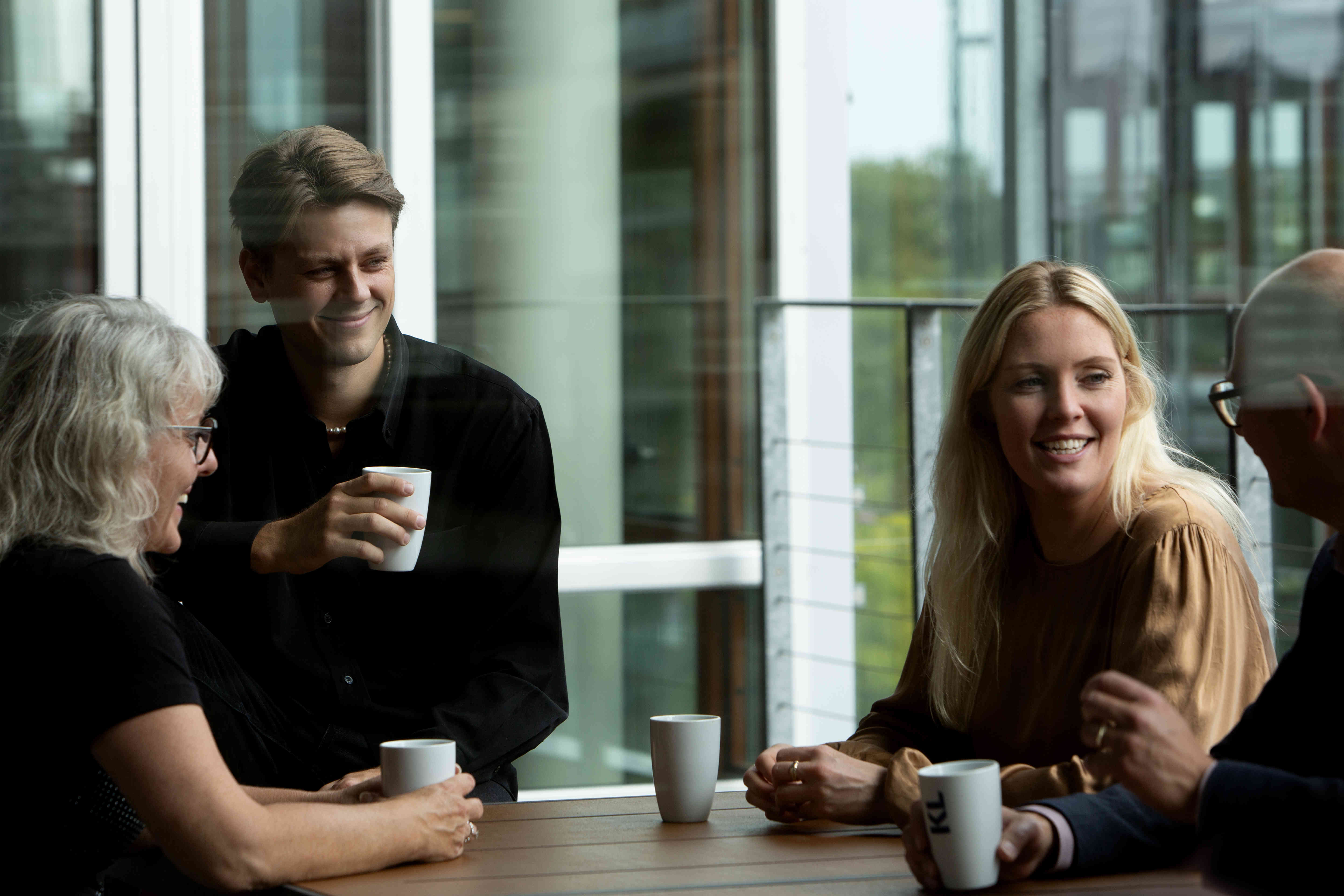KL medarbejdere hygger på terrassen