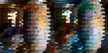 En globus viser et udsnit af Europa, Asien og Afrika