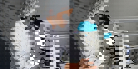 Forsker anvender mikroskop